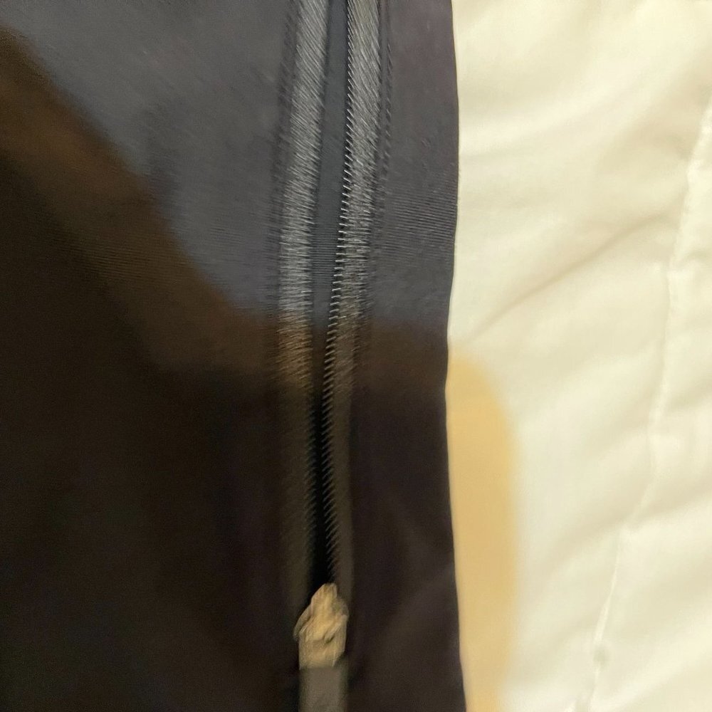 Lululemon luminosity foil print black silver metallic  Shorts, size 8 - Picture 10 of 13